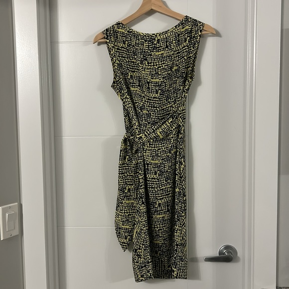 DIANE VON FURSTENBERG 💛100% Silk faux wrap Dress size 2 - Picture 3 of 5